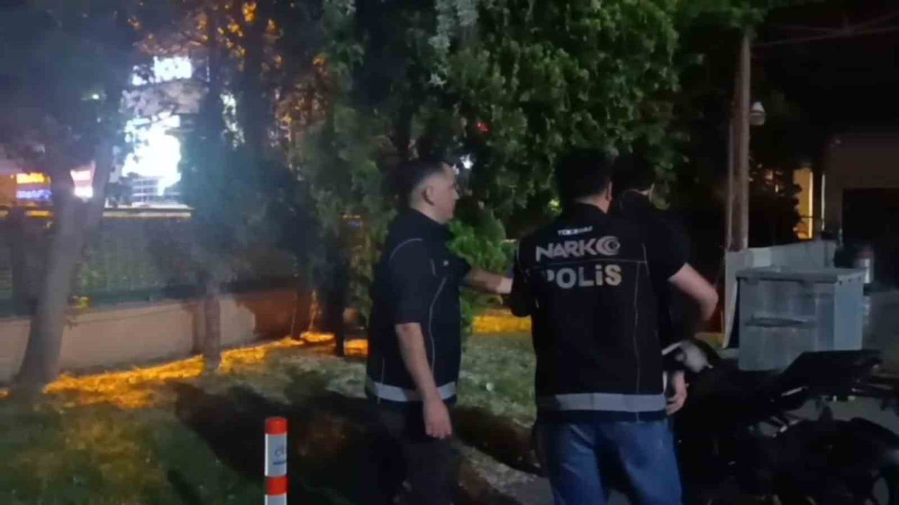 TEKİRDAĞ'DA UYUŞTURUCU SATICILARININ UYUŞTURUCU MADDELERİ EKMEK ARASINA GİZLEYEREK KURYE İLE SEVK...