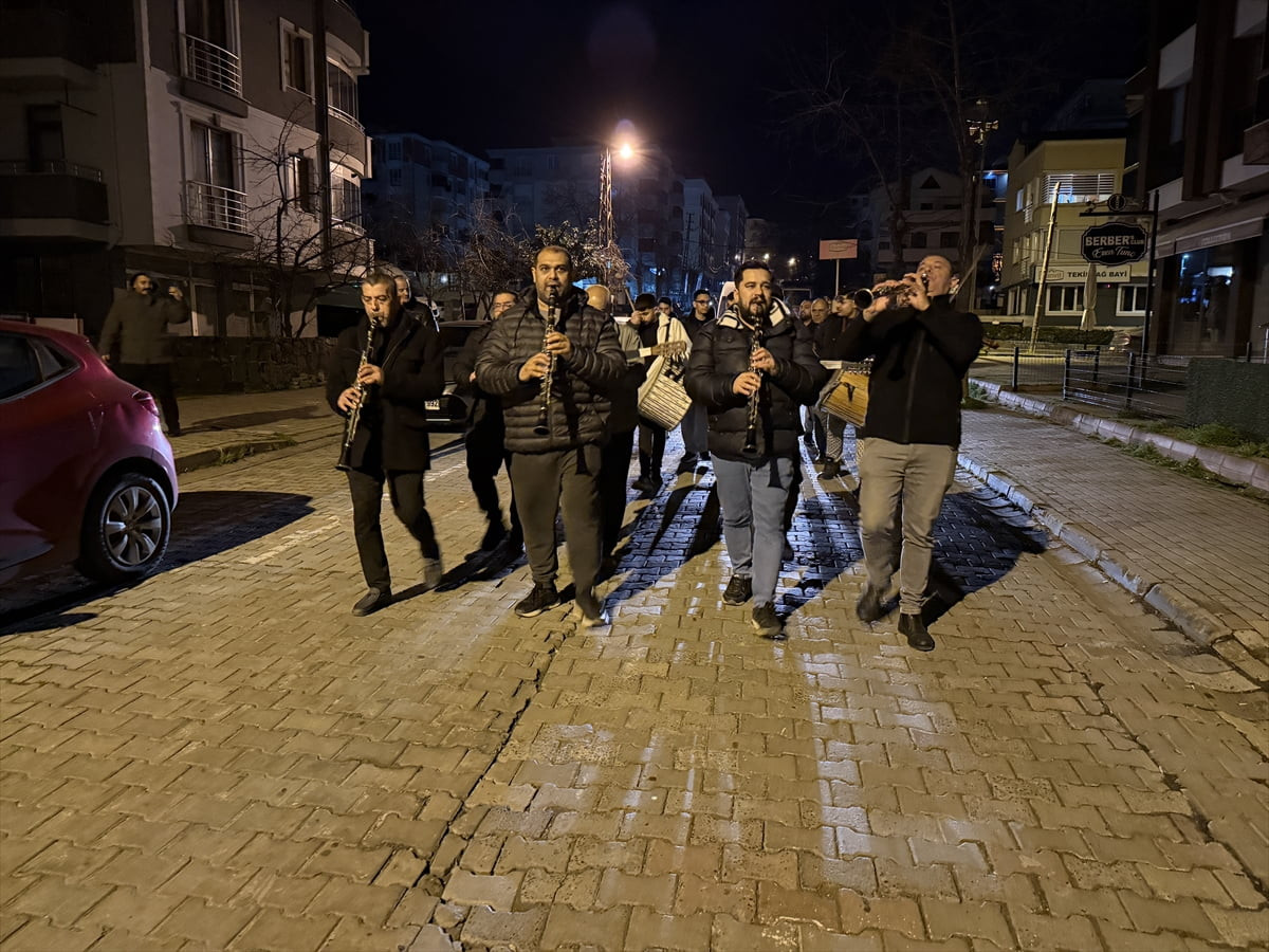 Tekirdağ'da vatandaşlar, Süleymanpaşa Belediyesi tarafından oluşturulan "sahur bandosu"nun çaldığı...