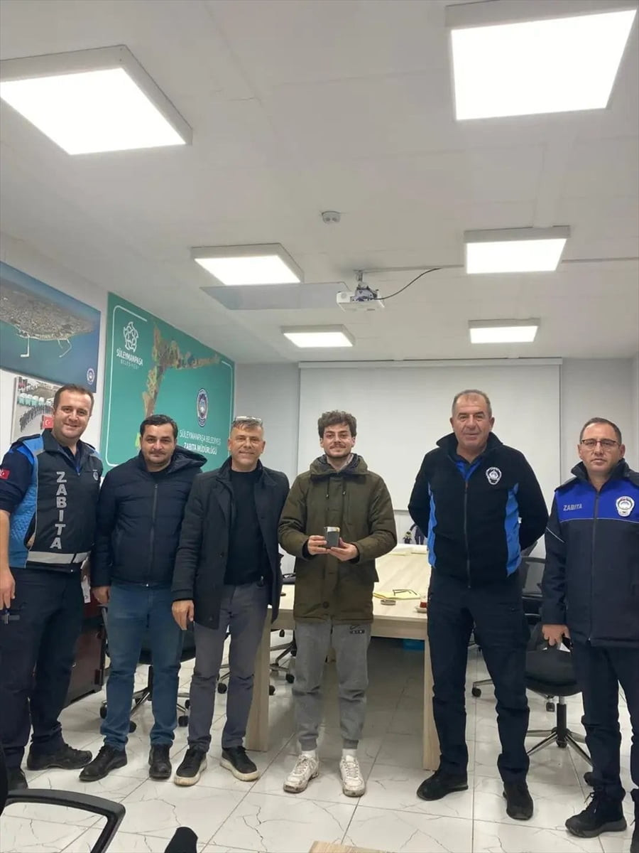 Tekirdağ'da yanlışlıkla çöp konteynerine atılan cüzdan, belediye ekiplerinin çalışmasıyla...