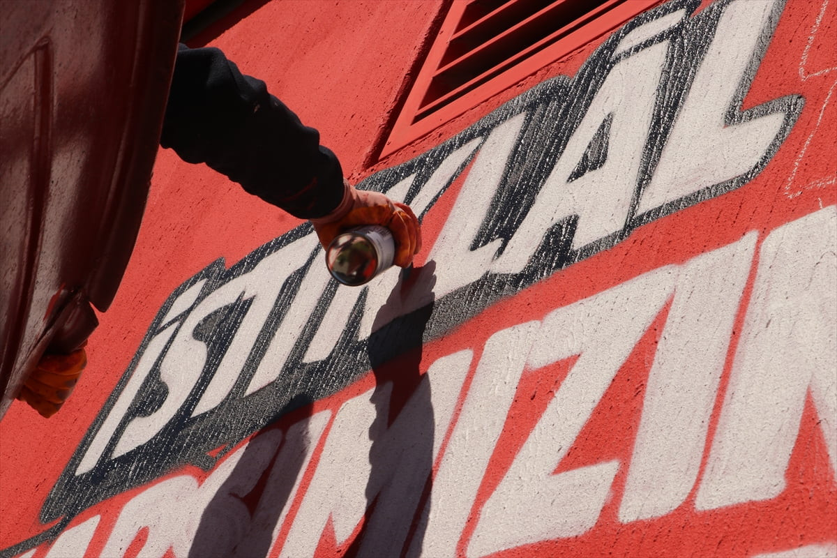 Tekirdağ'da yaşayan grafiti sanatçısı Mahmut Esat Özcan (23) çocukluk yıllarında karakalem...