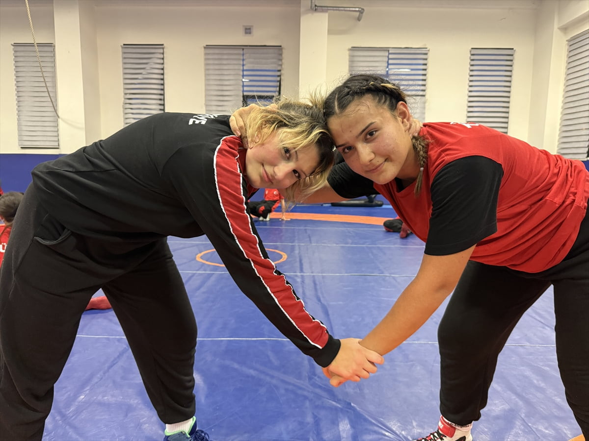 Tekirdağ'da yaşayan güreşçi ikiz kardeşler Meliha (solda) ve Melisa Kobal, yeni şampiyonluklara...