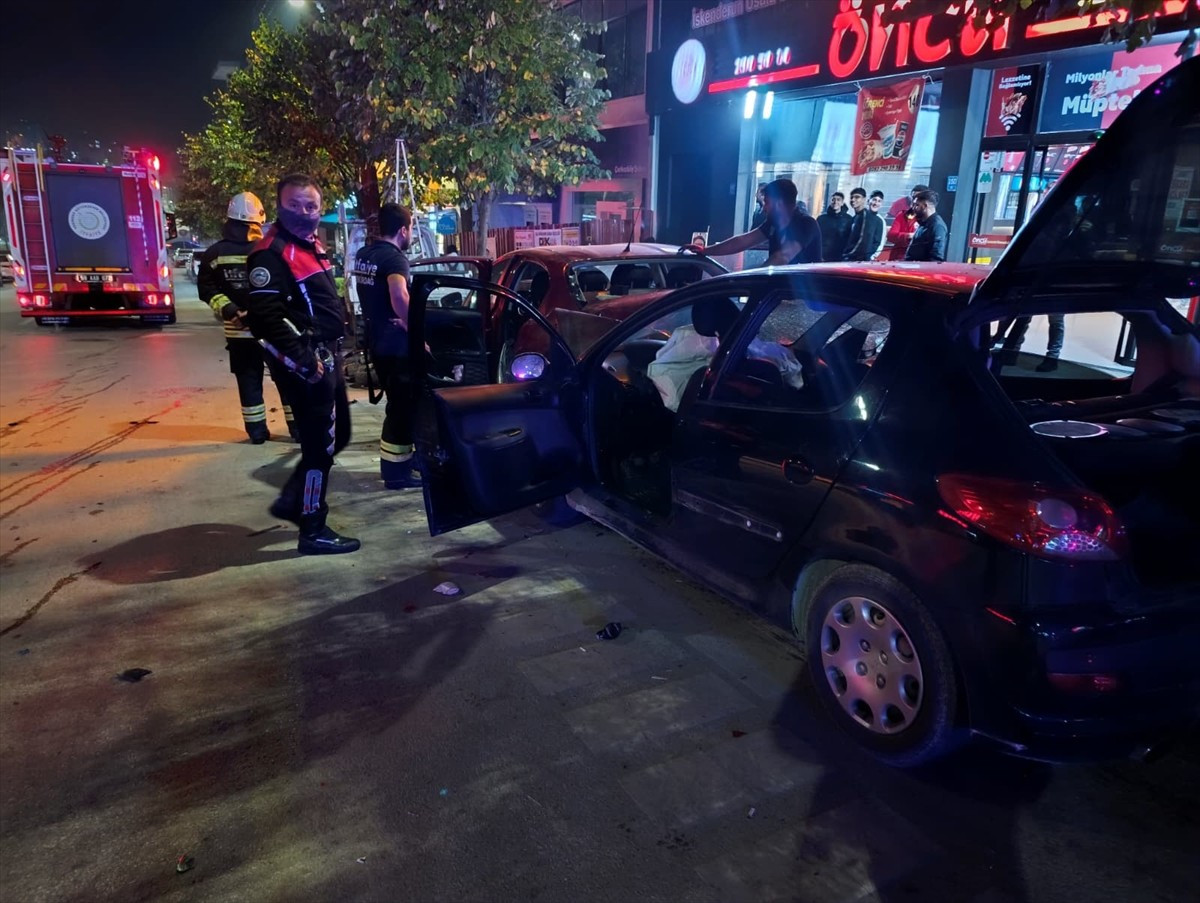 Tekirdağ'ın Çerkezköy ilçesinde 4 araç ve 3 motosikletin karıştığı zincirleme trafik kazasında 3...