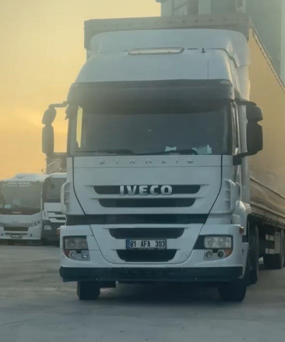 TEKİRDAĞ'IN ÇERKEZKÖY İLÇESİNDE, AYNI PLAKAYI TAŞIYAN İKİ TIR VATANDAŞIN DİKKATİ SAYESİNDE...