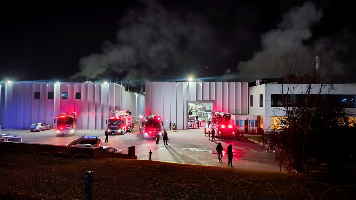 Tekirdağ'ın Çerkezköy ilçesinde bir fabrikanın bacasında çıkan yangın itfaiye ekiplerince...