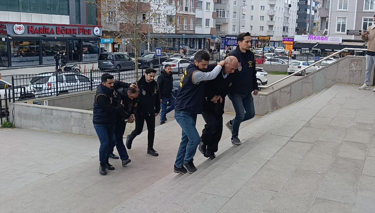 Tekirdağ'ın Çerkezköy ilçesinde düzenlenen tefecilik operasyonunda gözaltına alınan 3 şüpheli...