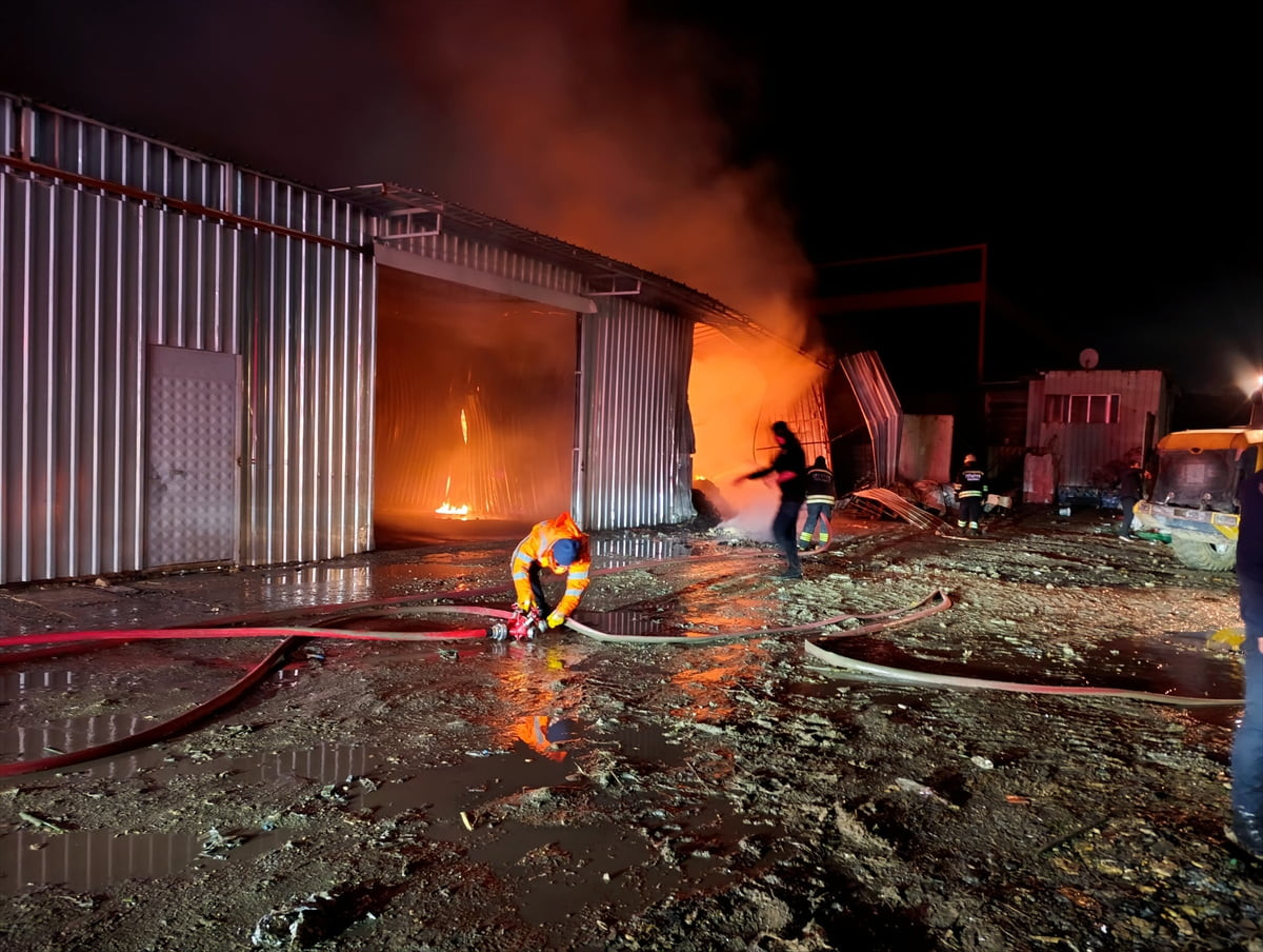 Tekirdağ'ın Çerkezköy ilçesinde geri dönüşüm tesisinde çıkan yangına itfaiye ekiplerince müdahale...