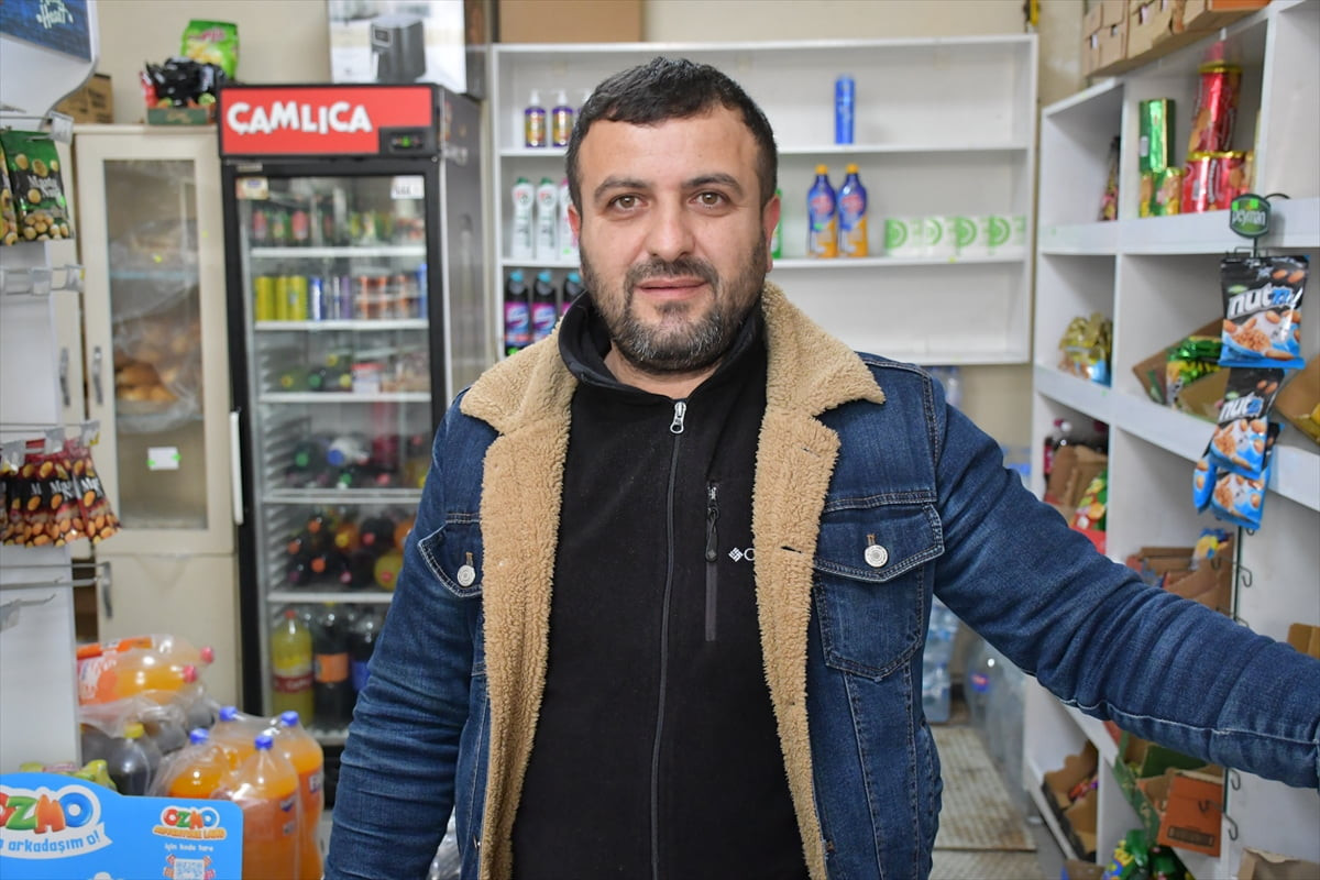 Tekirdağ'ın Çerkezköy ilçesinde kimliği öğrenilemeyen bir hayırsever, mahalle bakkallarını gezerek...