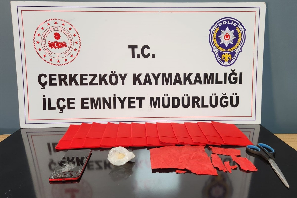 Tekirdağ'ın Çerkezköy ilçesinde polis ekiplerinin aile içi şiddet ihbarı üzerine gittikleri...