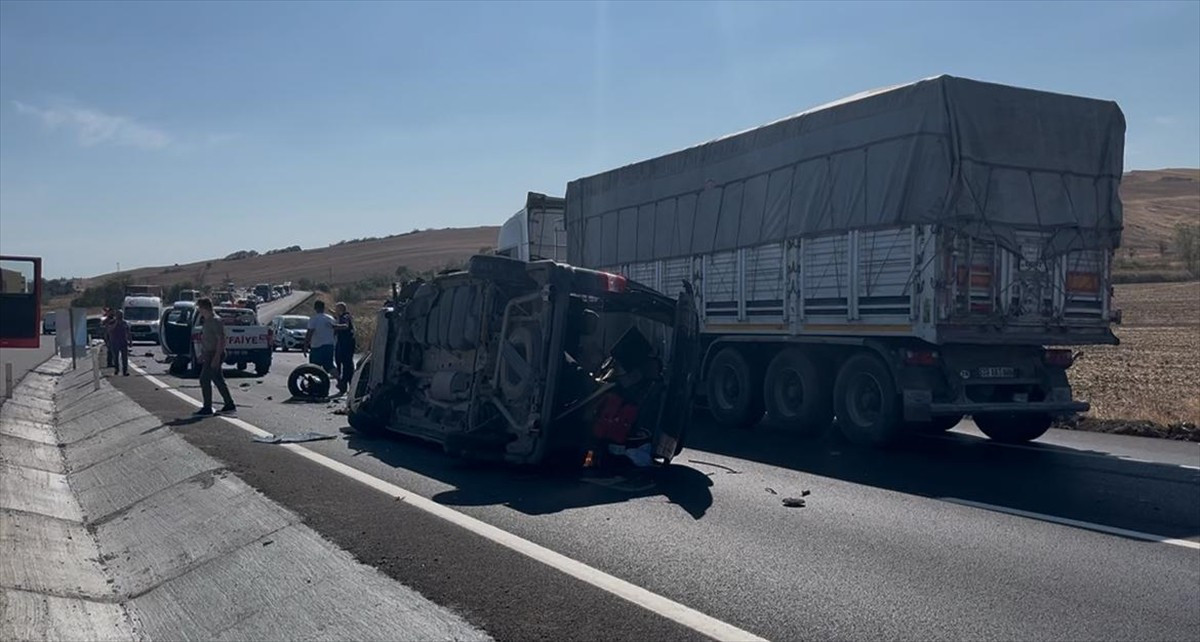Tekirdağ'ın Çorlu ilçesinde 3 aracın karıştığı kazada 6 kişi yaralandı.