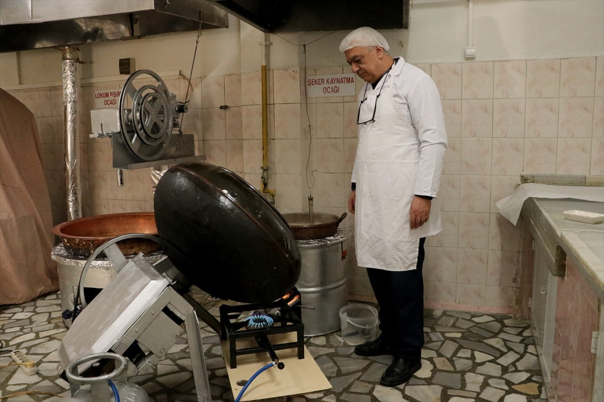 Tekirdağ'ın Çorlu ilçesinde bir aile işletmesi tarafından üretilen "şakşaki şekeri", ramazanda...
