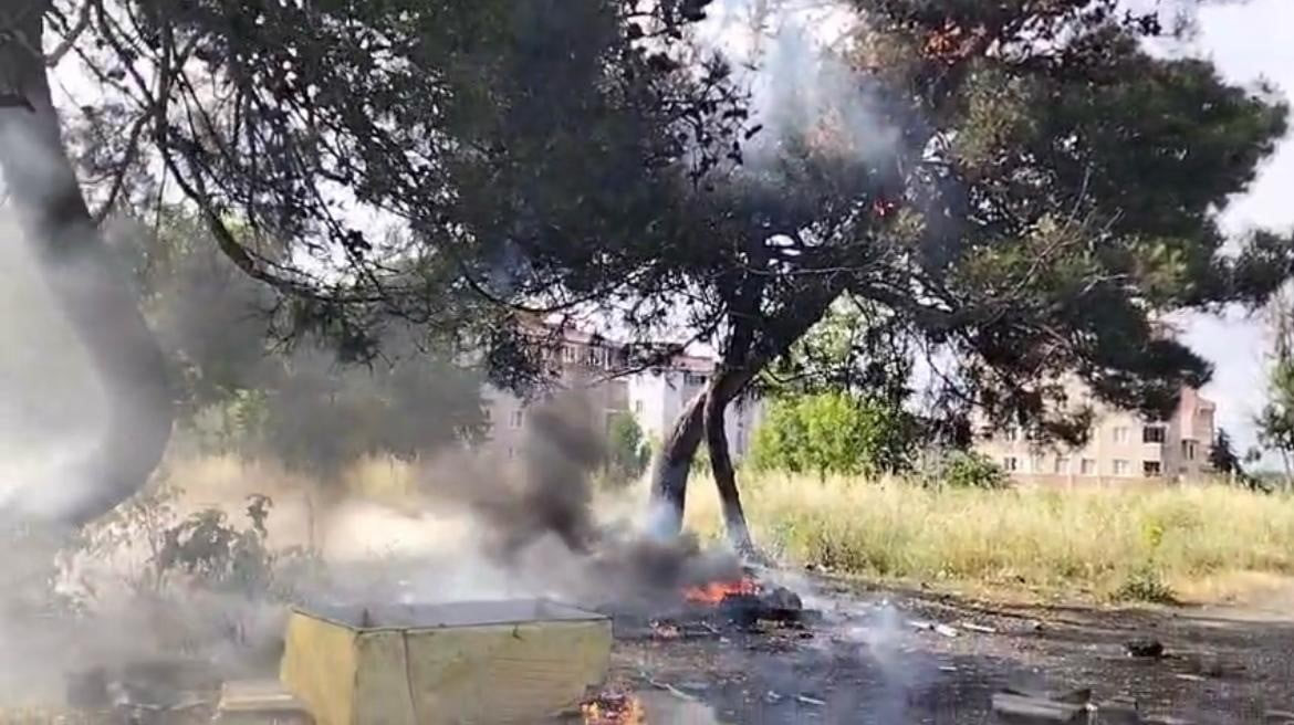 TEKİRDAĞ'IN ÇORLU İLÇESİNDE BOŞ ALANDA YANMAYA BAŞLAYAN ATIK EŞYADAN SIÇRAYAN KIVILCIMLAR AĞACA...