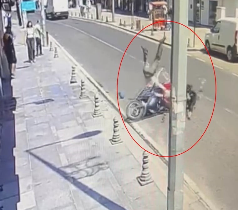 TEKİRDAĞ'IN ÇORLU İLÇESİNDE ÇEVRE KONTROLÜ YAPMADAN YOLA ÇIKAN YAYAYA MOTOSİKLETİN ÇARPMASI SONUCU...