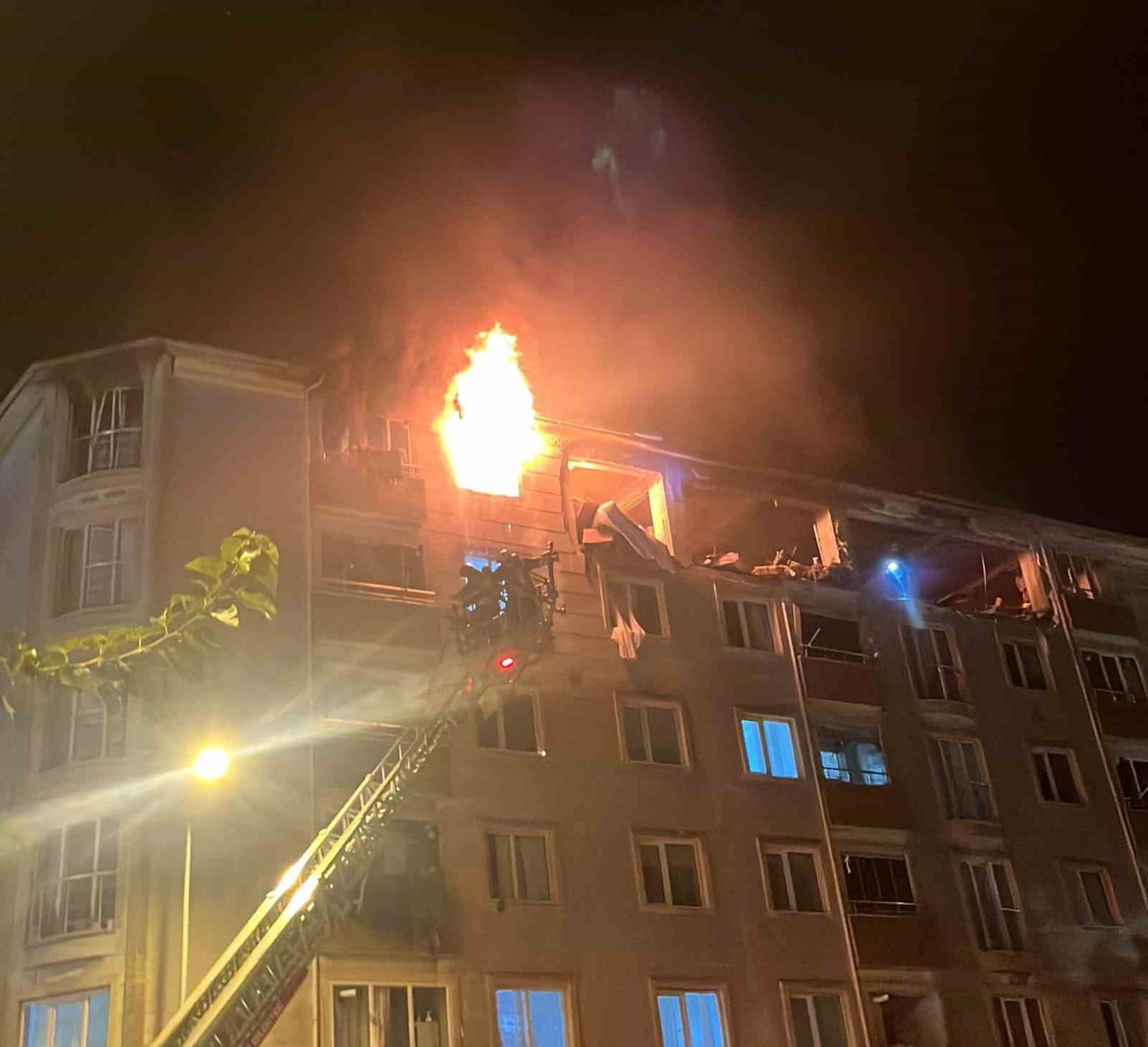 TEKİRDAĞ'IN ÇORLU İLÇESİNDE GAZDAŞ TRAKYA'NIN DOĞAL GAZ HİZMETİ SUNDUĞU 6 KATLI APARTMANIN EN ÜST...