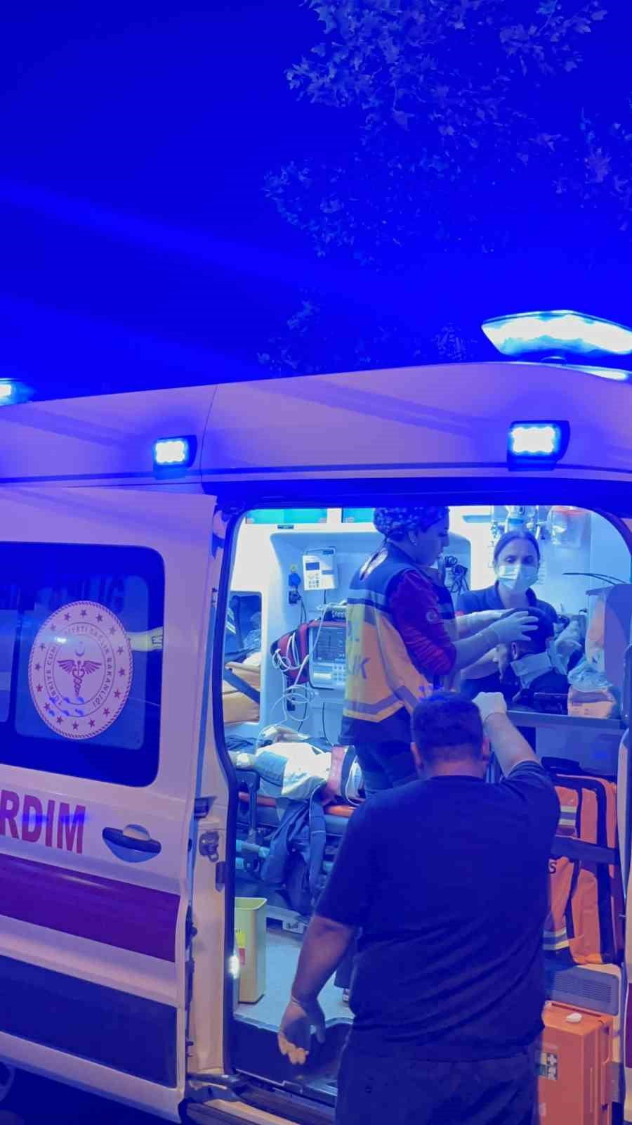 TEKİRDAĞ'IN ÇORLU İLÇESİNDE SEMT PAZARININ ARDINDAN SOKAK TEMİZLİĞİ İÇİN TRAFİĞE KAPATILAN YOLDA...