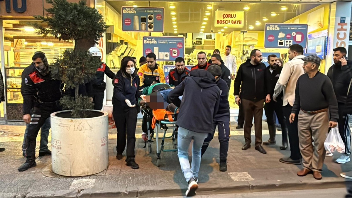 Tekirdağ'ın Çorlu ilçesinde silahlı saldırı sonucu yaralanan kişi tedavi altına alındı.