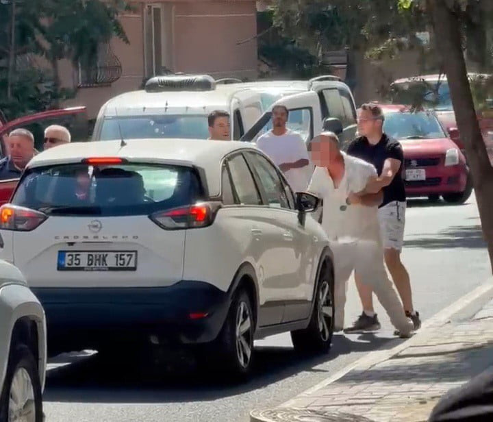 TEKİRDAĞ'IN ÇORLU İLÇESİNDE TRAFİKTE SÜRÜCÜLER ARASINDA ÇIKAN YOL VERME TARTIŞMASI KISA SÜREDE...