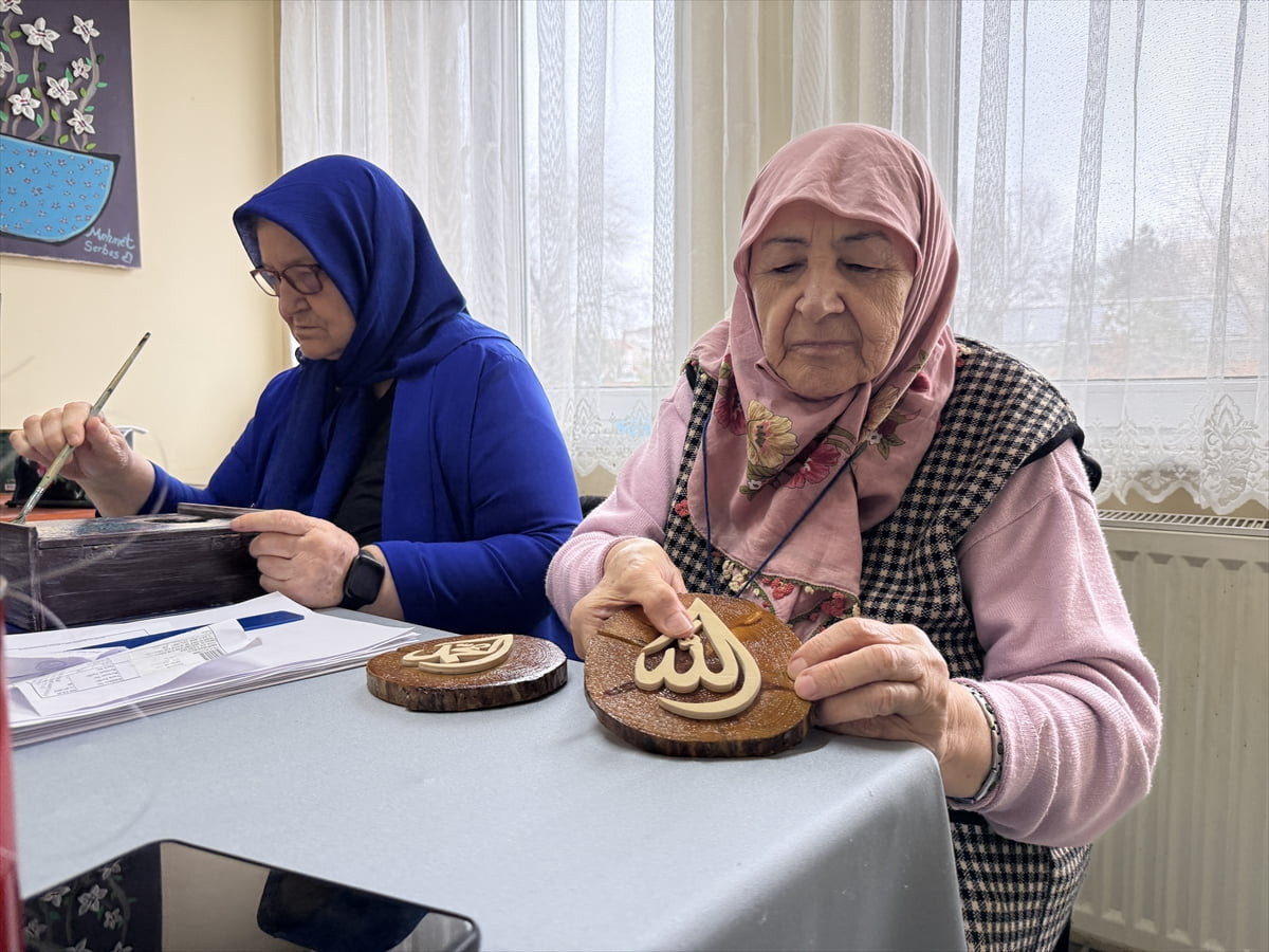 Tekirdağ'ın Çorlu ilçesindeki huzurevinde kalan yaşlılar, açılan kurslar sayesinde hem el...