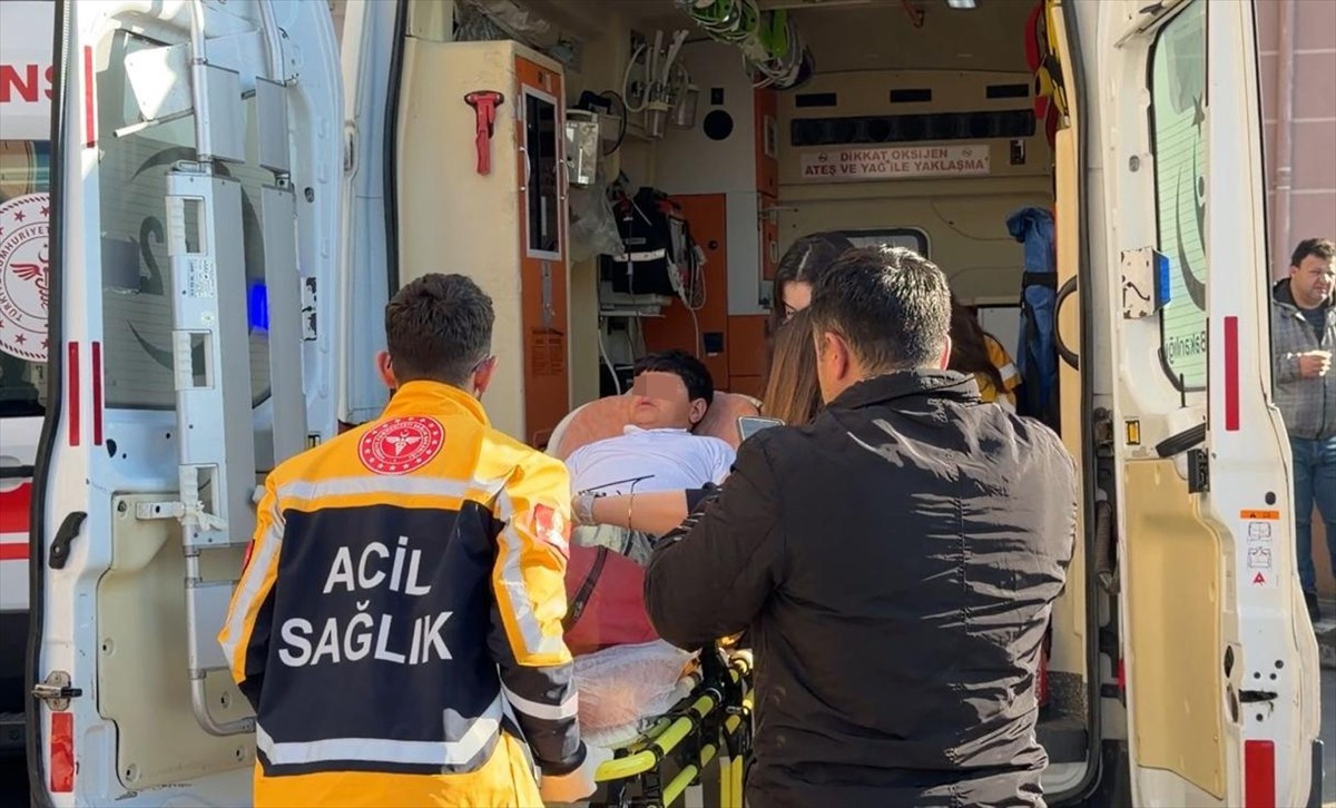 Tekirdağ'ın Ergene ilçesinde okulda ayağına demir çit saplanan öğrenci hastaneye...