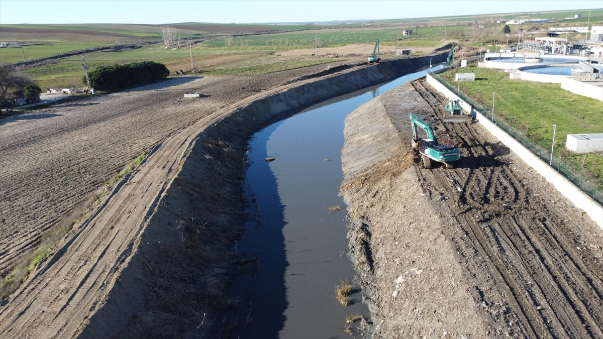 Tekirdağ'ın Ergene ilçesinde, taşkın riskini azaltmak amacıyla Devlet Su İşleri (DSİ) 11. Bölge...