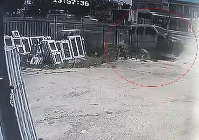 TEKİRDAĞ'IN ERGENE İLÇESİNDE YOLDAN ÇIKAN HAFİF TİCARİ ARACIN İŞ YERİ BAHÇESİNE DALDIĞI KAZADA...