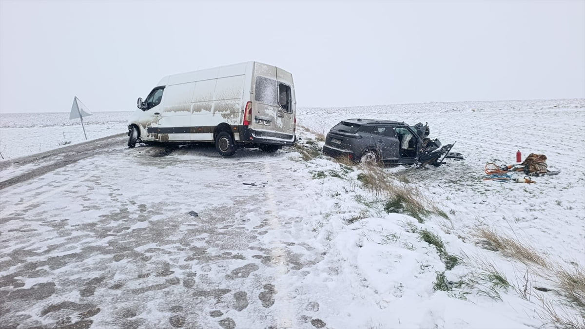  Tekirdağ'ın Hayrabolu ilçesinde meydana gelen trafik kazasında 1 kişi hayatını kaybetti, 3 kişi...