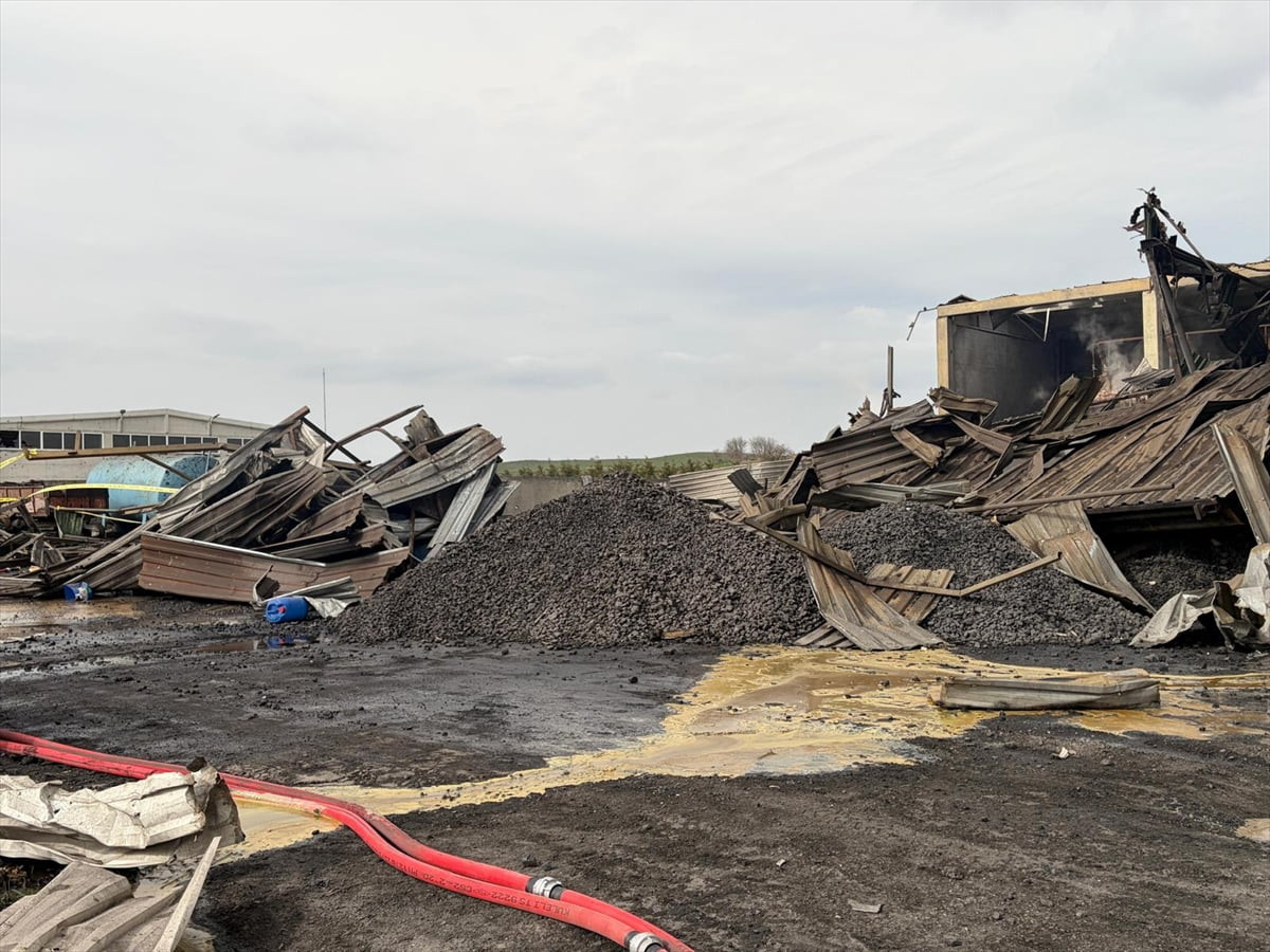 Tekirdağ'ın Hayrabolu ilçesinde yağ fabrikasında buhar kazanının patlaması sonucu 1 işçi hayatını...