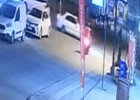 TEKİRDAĞ'IN KAPAKLI İLÇESİNDE CADDE İLE SOKAĞIN KESİŞİMİNDE OTOMOBİL İLE ÇARPIŞAN MOTOSİKLETİN...
