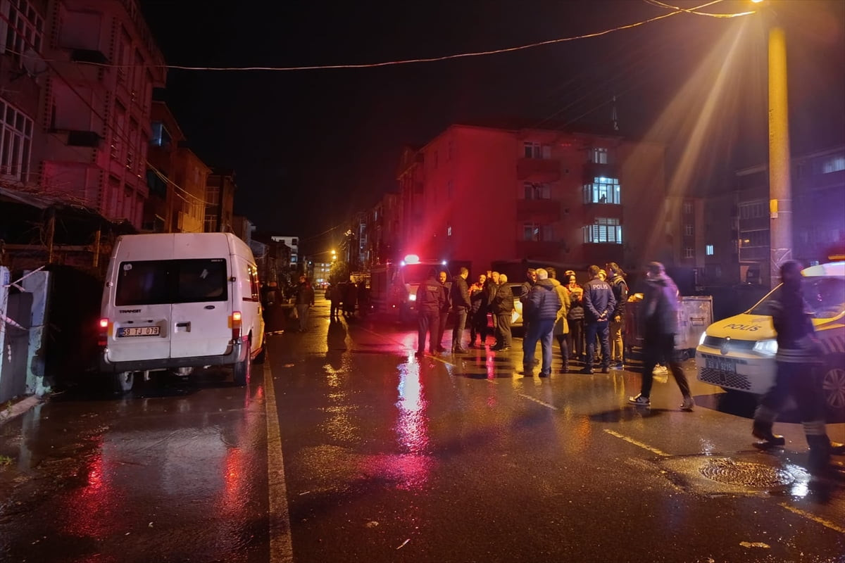 Tekirdağ'ın Kapaklı ilçesinde, inşaat alanındaki toprak kayması nedeniyle 4 apartmanda yaşayanlar...