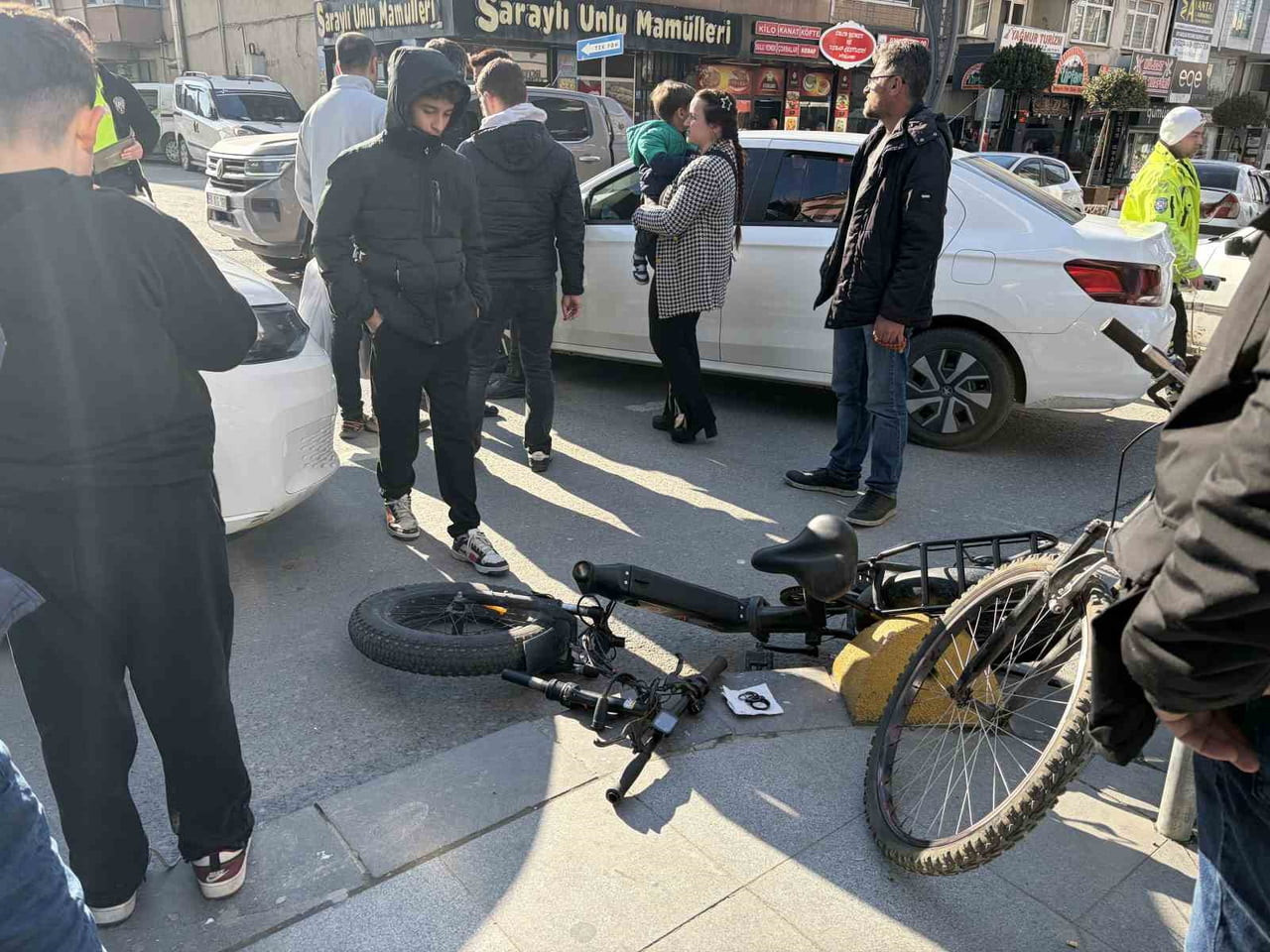 TEKİRDAĞ'IN KAPAKLI İLÇESİNDE OTOMOBİLLE ÇARPIŞAN ELEKTRİKLİ BİSİKLET SÜRÜCÜSÜ...