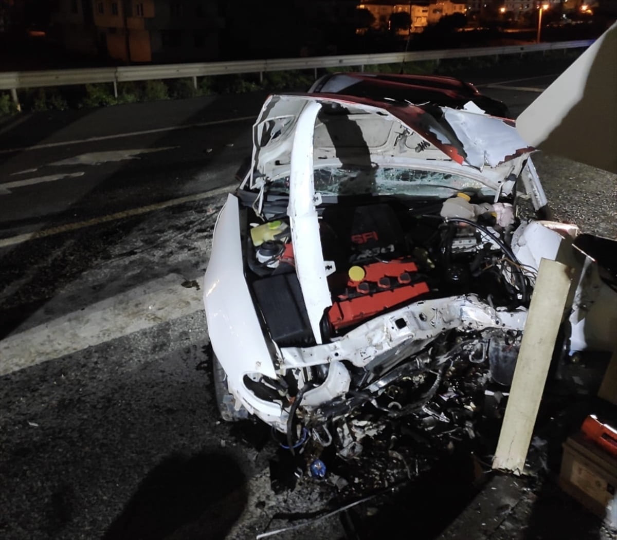 Tekirdağ'ın Marmaraereğlisi ilçesinde refüje çarpan otomobilin sürücüsü hayatını...