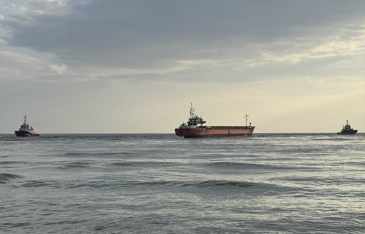 Tekirdağ'ın Marmaraereğlisi ilçesinde şiddetli rüzgar nedeniyle 4 gün önce karaya oturan kuru yük...