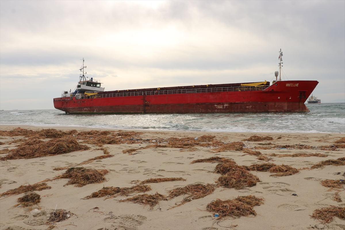 Tekirdağ'ın Marmaraereğlisi ilçesinde şiddetli rüzgar nedeniyle karaya oturan kuru yük gemisinin...