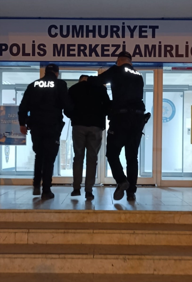 Tekirdağ'ın Muratlı ilçesinde bir fabrikadan bakır enerji kablosu çaldığı iddiasıyla gözaltına...