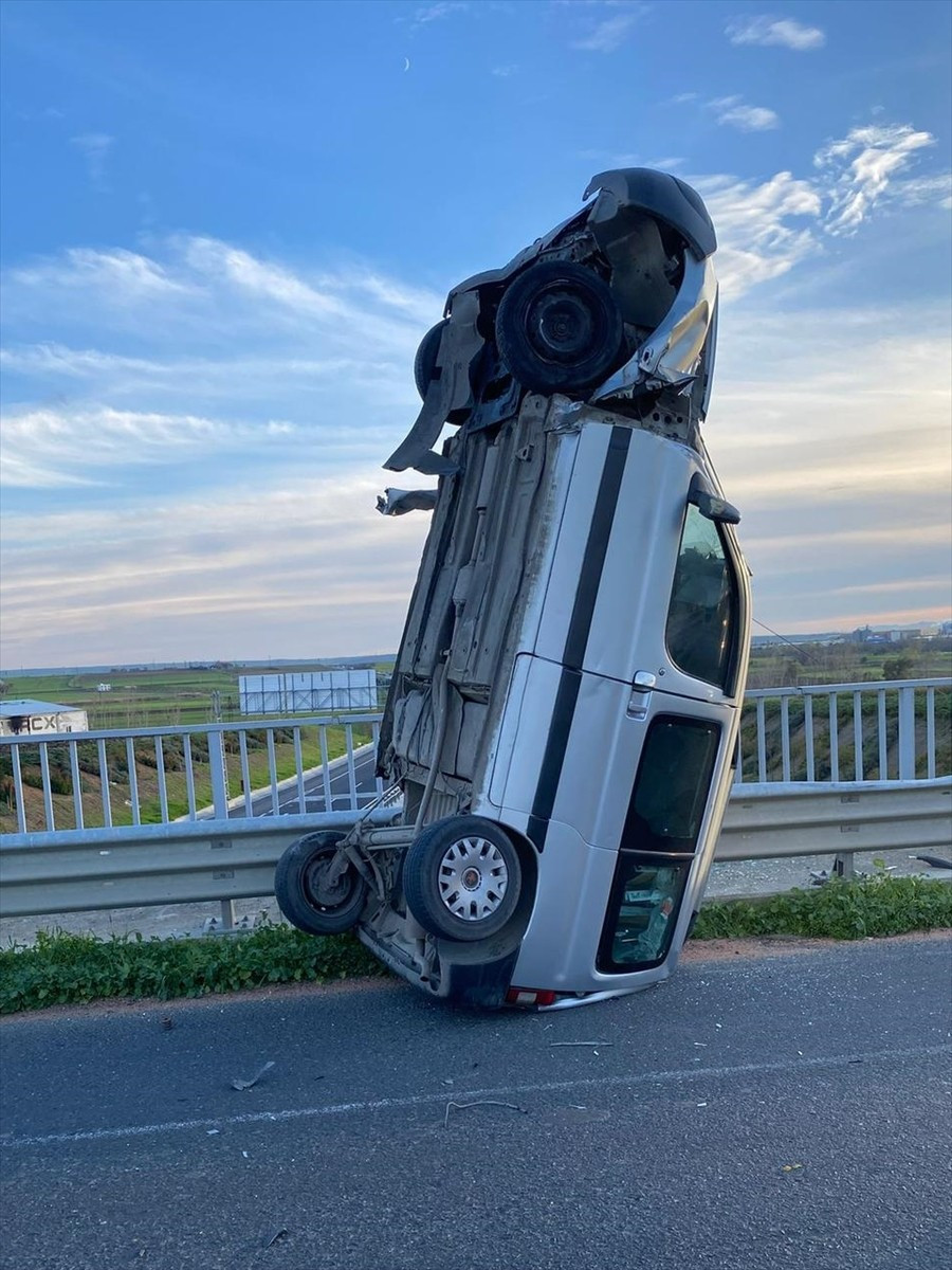 Tekirdağ'ın Muratlı ilçesindeki hafif ticari araçtaki 2 kişi yaralandı. A.Ç. idaresindeki 59 ALP...