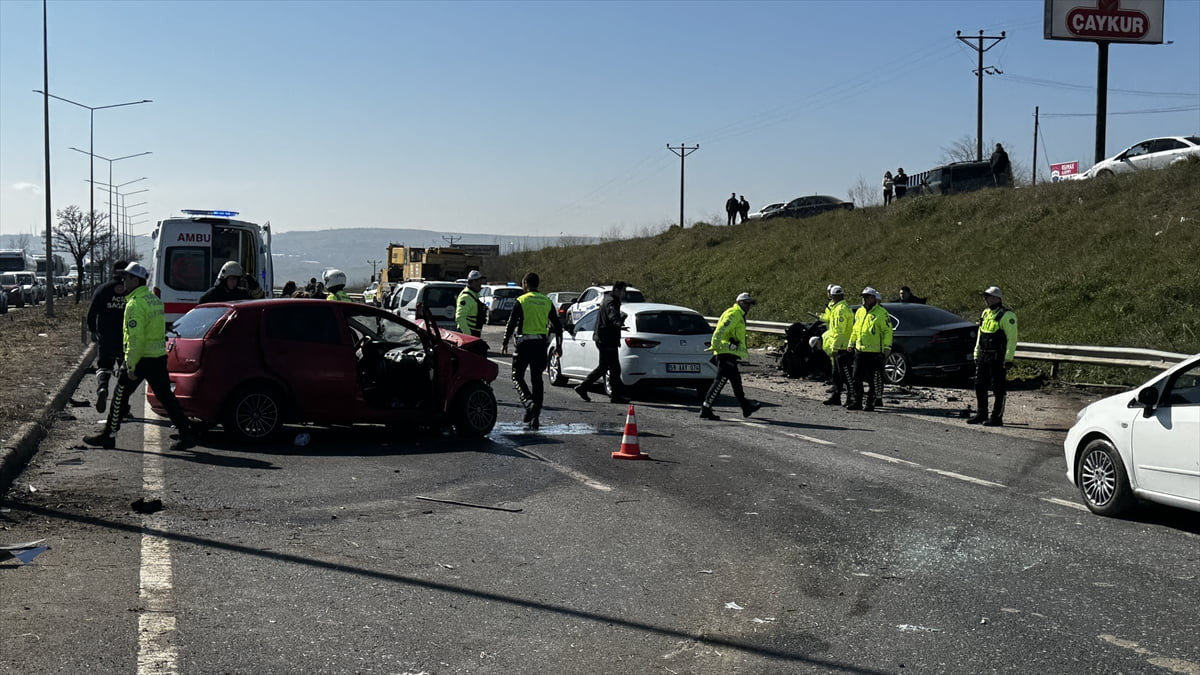 Tekirdağ'ın Süleymanpaşa ilçesinde 4 aracın karıştığı zincirleme trafik kazasında 5 kişi...