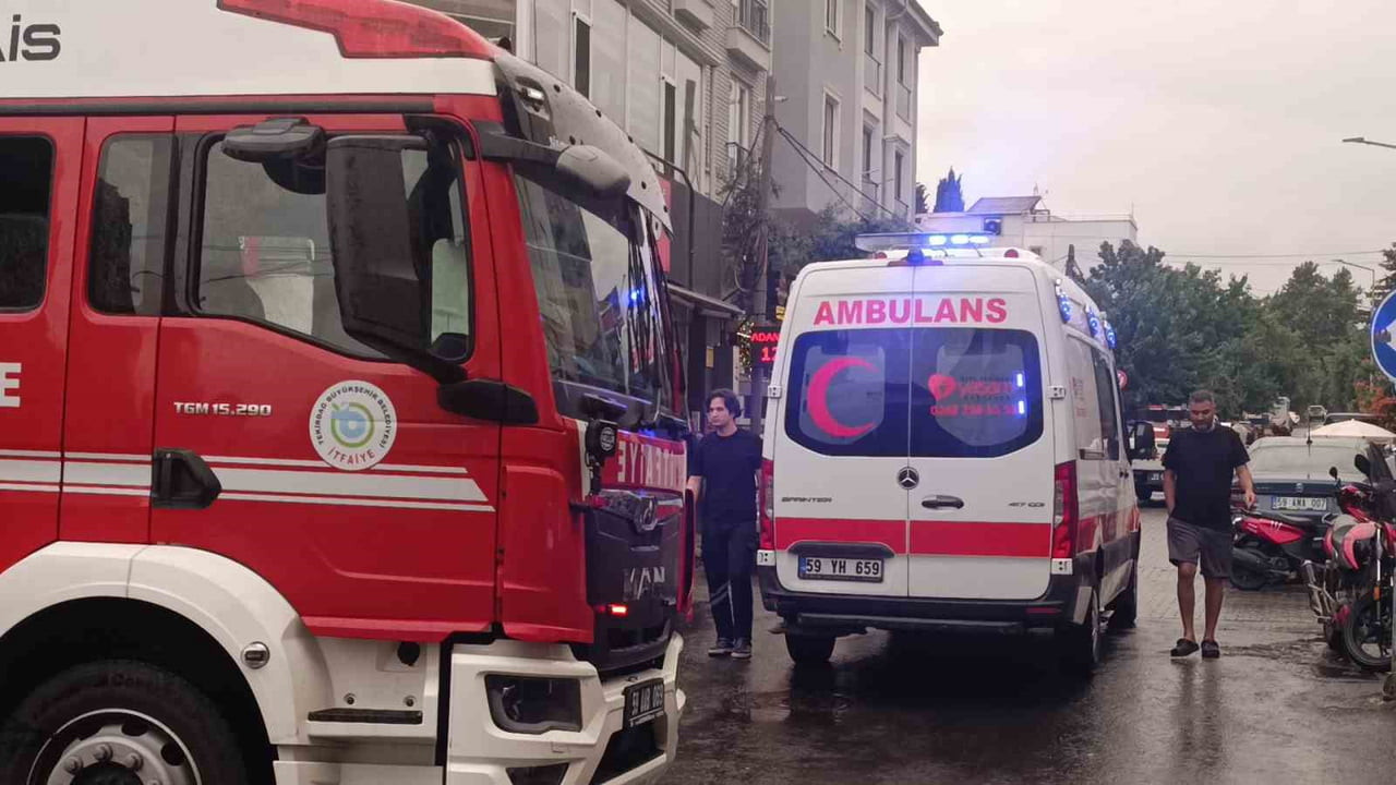 TEKİRDAĞ'IN SÜLEYMANPAŞA İLÇESİNDE BİR İŞLETMEDEN YÜKSELEN YOĞUN DUMAN, ÇEVREDE KISA SÜRELİ PANİĞE...