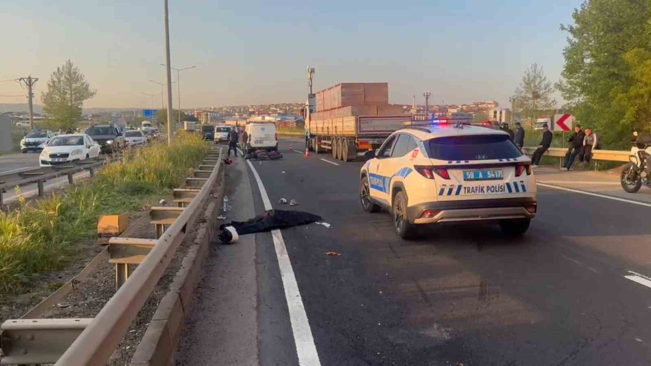 TEKİRDAĞ'IN SÜLEYMANPAŞA İLÇESİNDE ÇEVRE YOLUNDA BARİYERE ÇARPAN MOTOSİKLETTE YOLCU OLARAK BULUNAN...