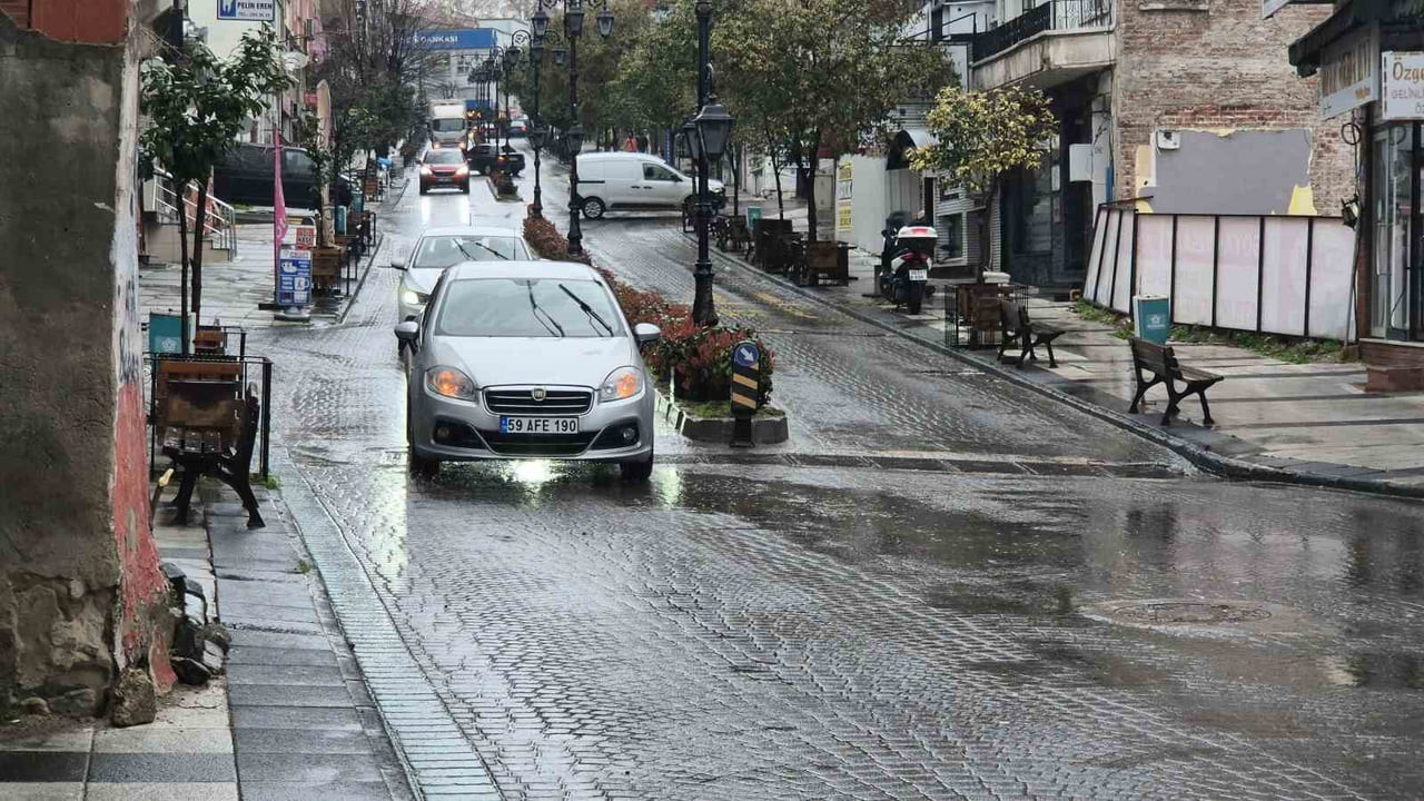 TEKİRDAĞ'IN SÜLEYMANPAŞA İLÇESİNDE DÜN GECE BAŞLAYAN SAĞANAK YAĞIŞIN ARDINDAN CADDE VE SOKAKLARDA...