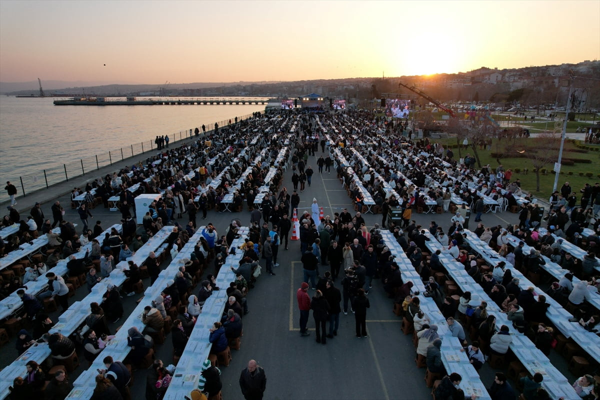 Tekirdağ'ın Süleymanpaşa ilçesinde düzenlenen programda, 11 bin kişi bir arada orucunu...