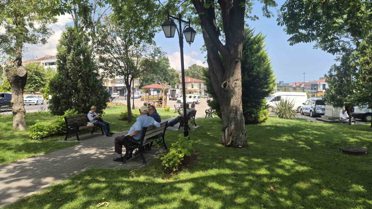 TEKİRDAĞ'IN SÜLEYMANPAŞA İLÇESİNDE HAVA SICAKLIKLARININ 30 DERECENİN ÜZERİNE ÇIKMASI VE YÜKSEK...