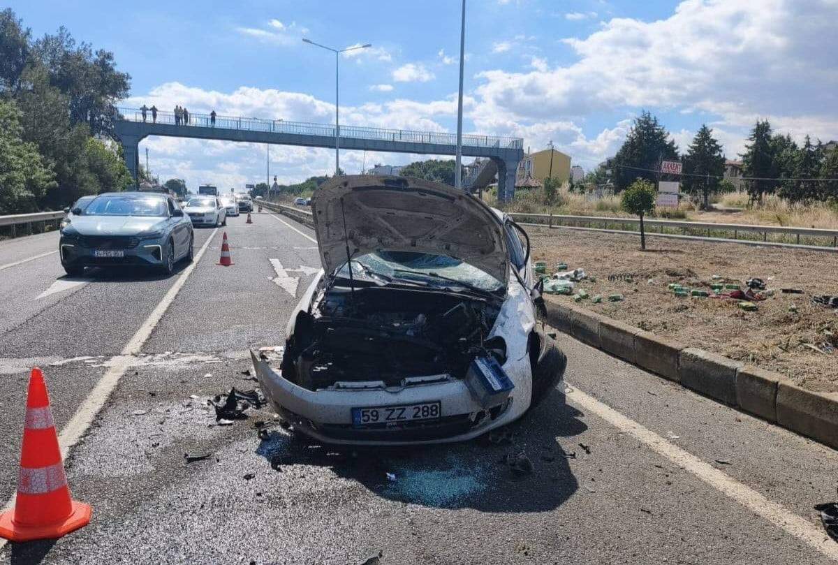 TEKİRDAĞ'IN SÜLEYMANPAŞA İLÇESİNDE KONTROLDEN ÇIKAN OTOMOBİLİN TAKLA ATARAK KARŞI ŞERİDE GEÇTİĞİ...