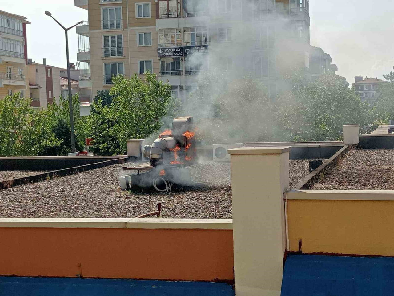 TEKİRDAĞ’DA HAVALANDIRMA SİSTEMİ ALEV ALEV YANDI, OTOPARKTAKİ ARAÇLARA SIÇRAMADAN YANGIN...