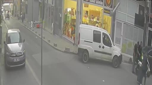 Tekirdağ’da ön teker şov kazayla bitti, yaya ezilmekten son anda kurtuldu: Korkunç anlar...