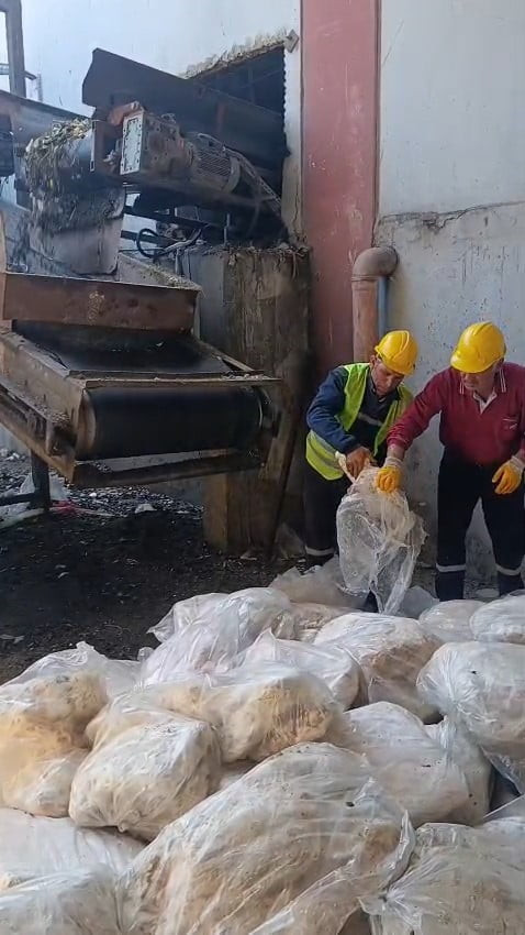 TEKİRDAĞ’DA OTOYOLDA DURDURULAN ARAÇTA YAPILAN DENETİMDE, UYGUN OLMAYAN KOŞULLARDA TAŞINDIĞI...