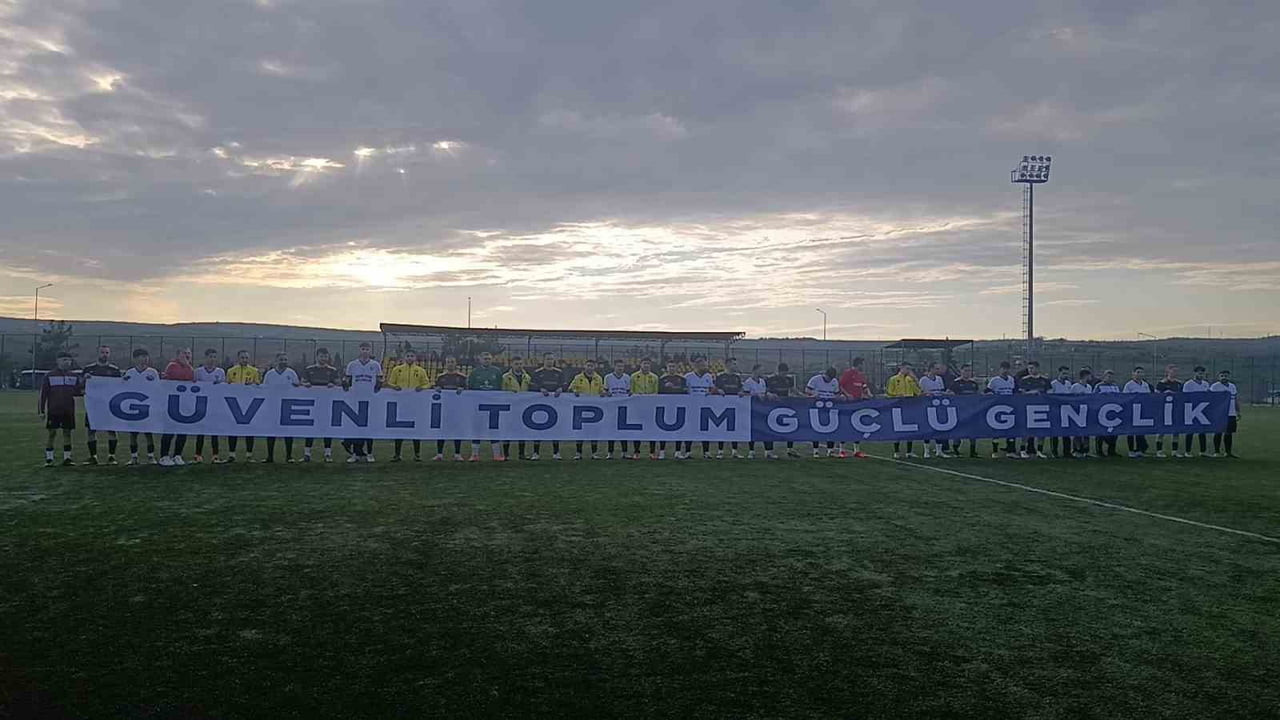 TEKİRDAĞ’DA POLİS VE ROMAN VATANDAŞLAR SAHADA BULUŞTU:  4-4’LÜK MAÇTA KAZANAN DOSTLUK...