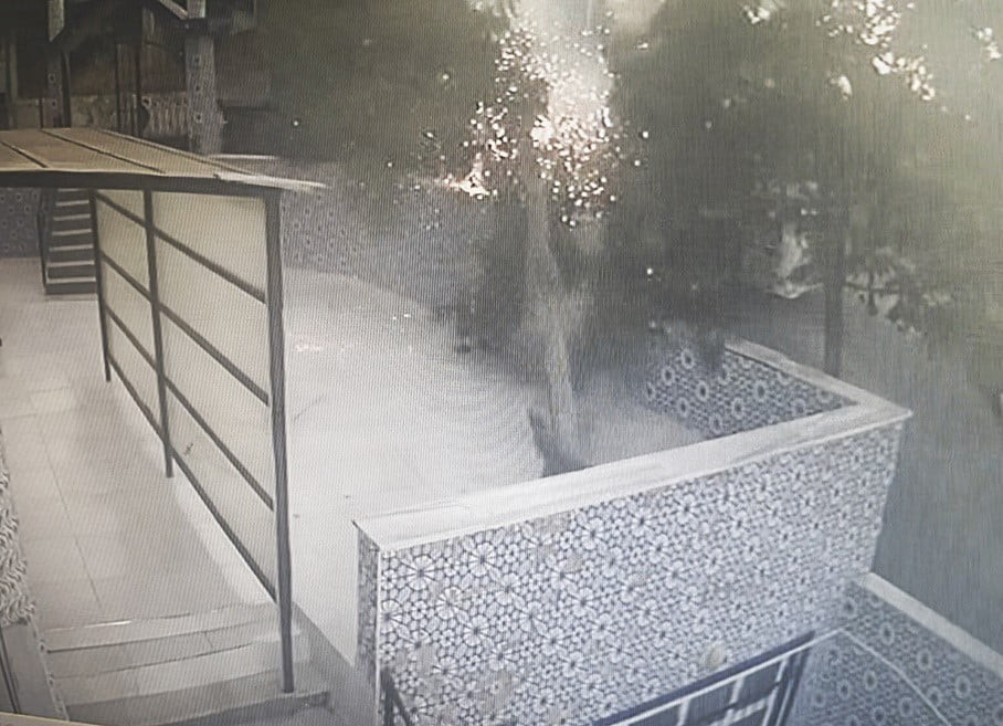 TEKİRDAĞ’DA TIRIN ÇARPTIĞI DİREĞİN CAMİ AVLUSUNA DEVRİLDİĞİ ANLAR KAMERADA