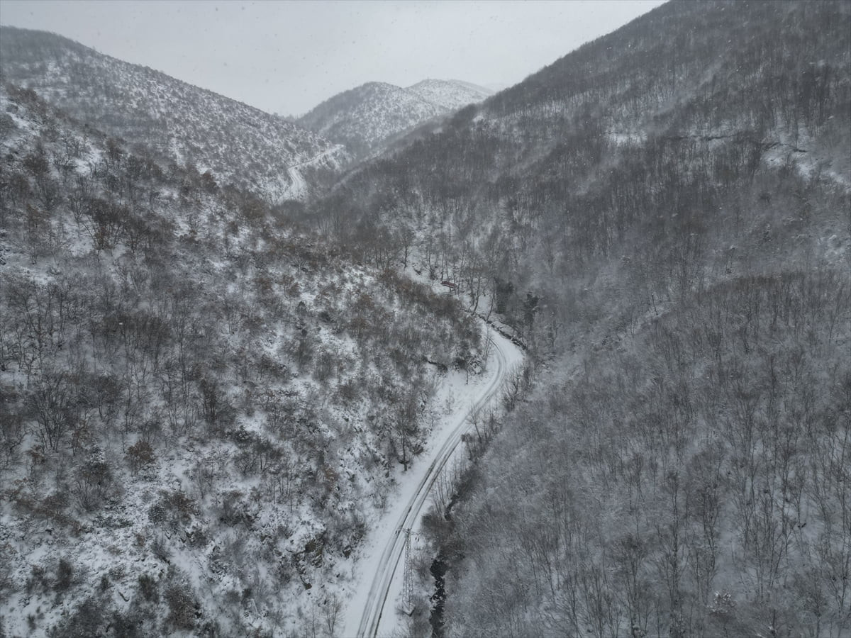 Tekirdağ’da yüksek kesimlerde etkili olan kar yağışının ardından Ganos Dağı eteklerinde bulunan...