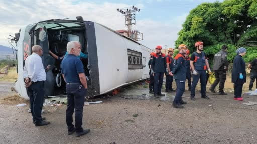 Tekirdağ’dan Kayseri istikametine seyir halinde olan yolcu otobüsü kaza yaptı: 41 yaralı