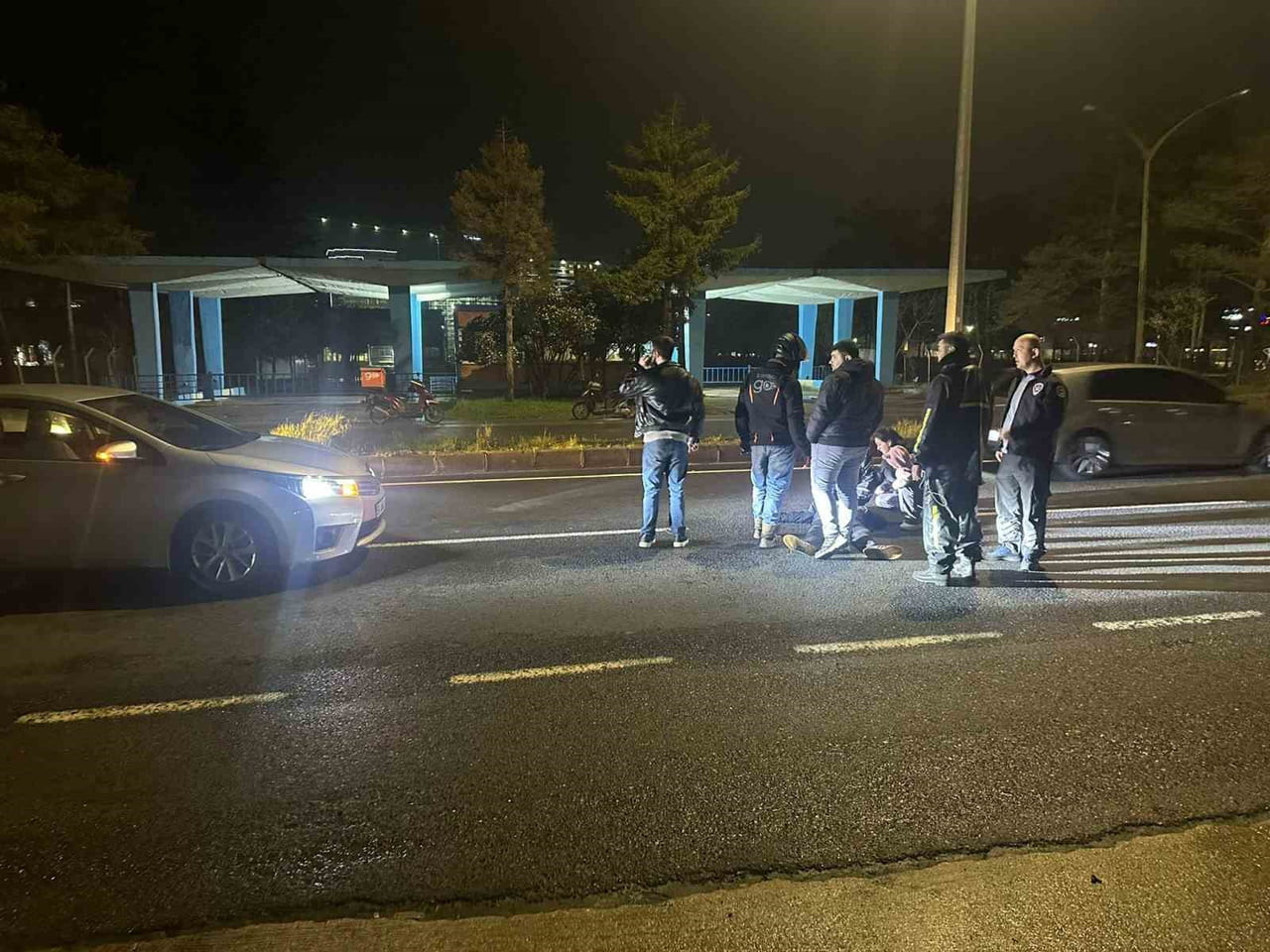 TEKİRDAĞ’IN ÇERKEZKÖY İLÇESİNDE AKAN TRAFİKTE BİR OTOMOBİLİN ÖNÜNE ATLAYAN 31 YAŞINDAKİ S.Y....