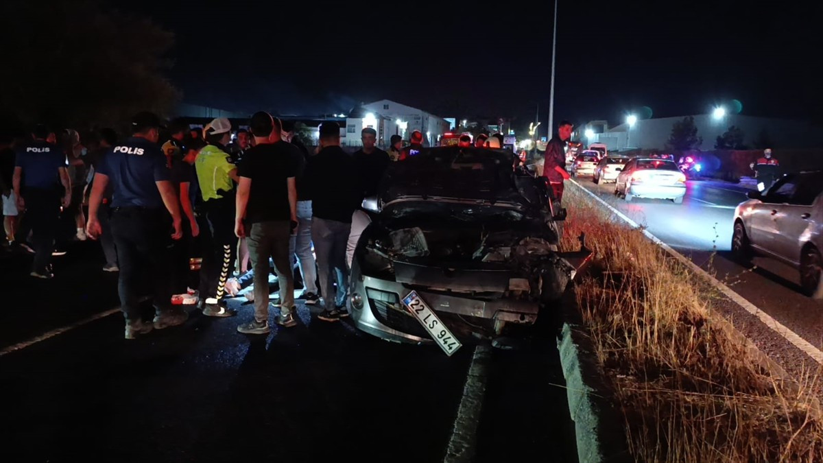 Tekirdağ’ın Çerkezköy ilçesinde aydınlatma direğine çarpan otomobilde 1 kişi hayatını kaybetti, 2...